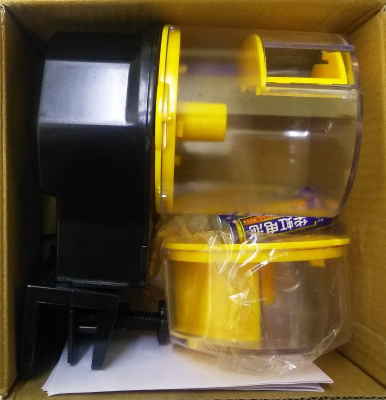 Автоматическая кормушка с двумя емкостями для корма, желтая